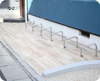 バス停目の前駐輪場・駐車場あり